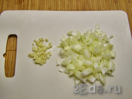 Теперь займёмся сливочно-грибным соусом, для этого зубчики чеснока и луковицу нарезаем на кубики среднего размера.