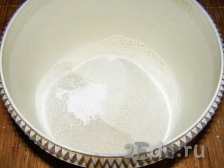 В глубокую миску просеиваем муку, затем всыпаем сахар, щепотку соли, разрыхлитель, ванильный сахар и перемешиваем.