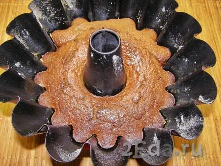 Готовность выпечки можно проверить, проткнув кекс деревянной шпажкой. Если шпажка остаётся сухой после прокола, значит кекс готов. Достаём кофейный кекс из духовки, оставляем немного остыть, после чего перекладываем на тарелку.
