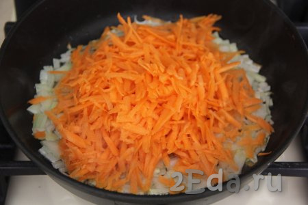 Очищенную морковь натереть на тёрке и добавить в сковороду к луку. Обжарить овощи в течение 8-10 минут (до мягкости), иногда перемешивая.
