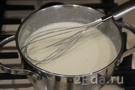 Тщательно перемешать массу венчиком и небольшими порциями влить молоко, интенсивно перемешивая соус, чтобы не было комочков.