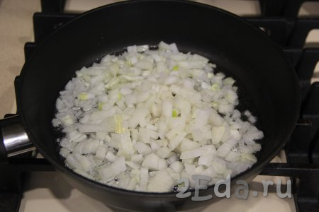 Почистить, мелко нарезать луковицу и выложить в сковороду с растительным маслом. Обжаривать лук до золотистого цвета (минуты 3-4), помешивая, на среднем огне.