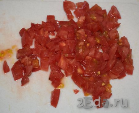 Пока капустный блинчик томится под крышкой, приготовим соус-намазку для нашего блюда, для этого нарежем помидор на небольшие кубики.