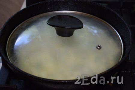 Накрываем сковороду крышкой и жарим капустный блинчик на медленном огне, примерно, 5 минут (до подрумянивания снизу).