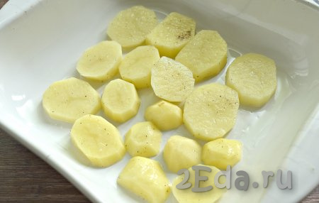 Форму для запекания смазываем растительным маслом. Выкладываем кружочки картошки в один слой (3 ломтика оставляем).