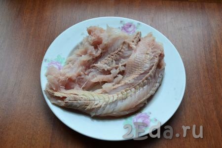 Разморозить рыбу и аккуратно отделить от костей. Получившееся филе нарезать на кусочки.