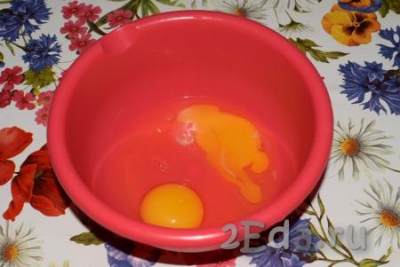 В миску вобьем 2 яйца.