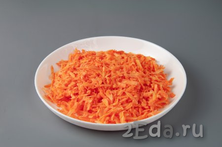 Натрите на крупной тёрке морковку.