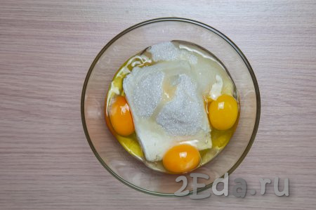 Положите в глубокую миску яйца, сахар, творог и ванилин.