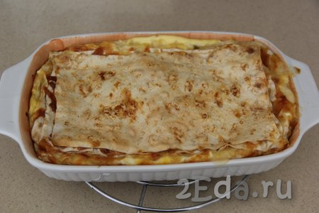 Поставить пирог из лаваша с сыром в разогретую духовку, выпекать минут 45 при температуре 180 градусов. 