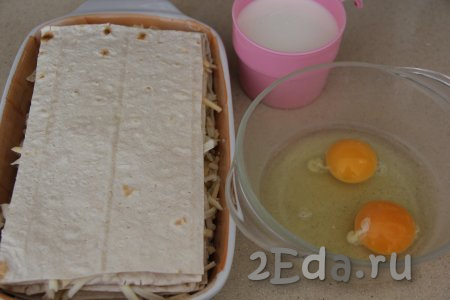 Для приготовления заливки нужно в отдельной ёмкости соединить яйца и соль, перемешать вилкой (или венчиком), чтобы получилась однородная смесь. 
