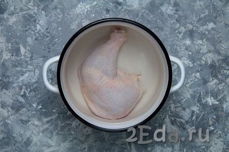 Помойте куриное мясо, положите в кастрюлю, затем залейте двумя литрами воды и поставьте на огонь.