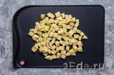 Помойте, почистите и нарежьте картофель на средние кубики.