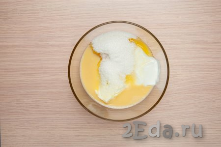 Добавьте к яйцам сливочное масло комнатной температуры, сахар, соду, сметану.