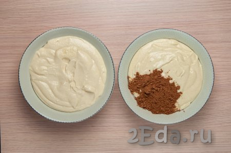 Разделите полученную массу на две равные части. В одну из них добавьте одну столовую ложку какао и тщательно вмешайте какао в тесто, чтобы не было комочков.