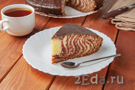 Торт "Зебра", замешанный на сметане, получается и аппетитным, и вкусным. Перед подачей нарежьте его на порционные кусочки и подавайте к столу с чашечкой чая.