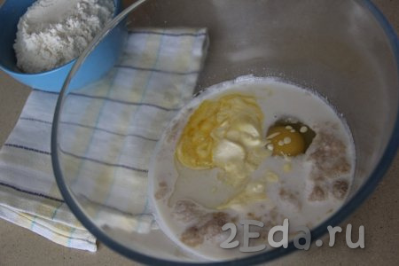 Сливочное масло растопить до жидкого или почти жидкого состояния, остудить его, примерно, до 40 градусов. В запенившуюся опару добавить растопленное масло, яйцо и соль, перемешать.