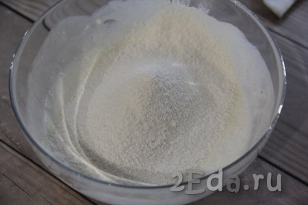 Добавить соль и сахар, частями всыпать просеянную муку, перемешивая тесто для оладий венчиком.