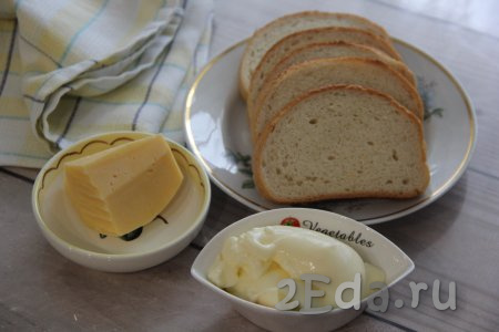 Подготовить продукты для приготовления гренок с сыром из батона в духовке. 