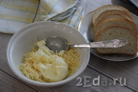В глубокую тарелку натереть на мелкой тёрке сыр, добавить майонез. 