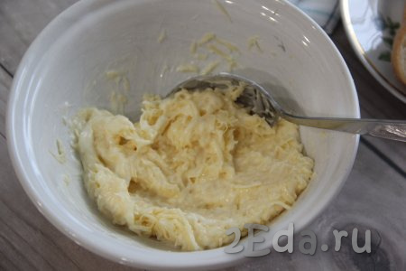 Перемешать столовой ложкой сыр с майонезом до однородности и сырная начинка для гренок готова. 
