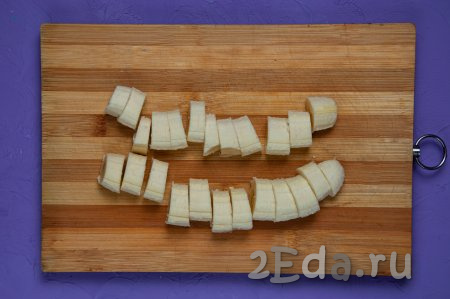 Почистите и нарежьте бананы на кусочки толщиной 1,5 сантиметра.