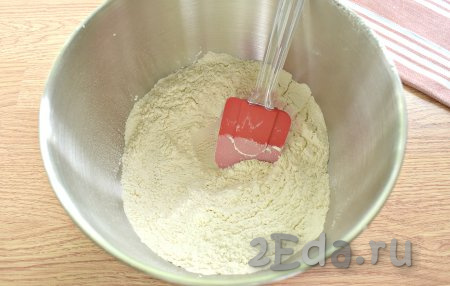 Вначале замесим тесто для пельменей, для этого в миску просеиваем муку, всыпаем соль и перемешиваем ингредиенты между собой лопаткой (или ложкой), образуя в центре муки углубление.