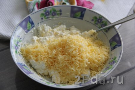 Перемешать творог с яйцом при помощи вилки. Затем к творожно-яичной смеси выложить сыр, натёртый на мелкой тёрке.
