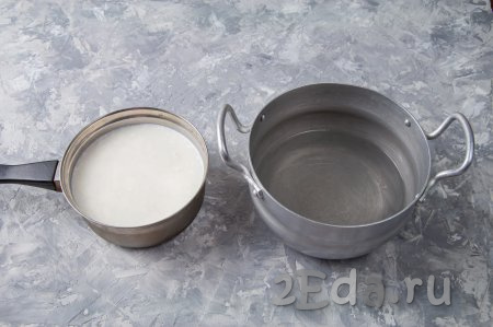Рис хорошо промойте, лишнюю воду слейте. В кастрюлю, в которой будете варить кашу, налейте воду, поставьте на плиту. 