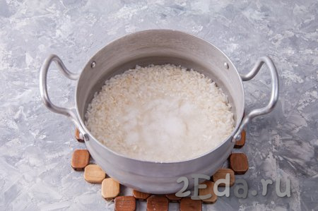 Как только вода закипит, положите в неё рис, перемешайте и с момента закипания варите на слабом огне 8-10 минут. В другую кастрюльку налейте молоко, поставьте на огонь, дайте закипеть.