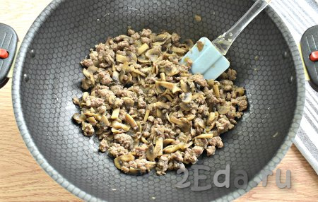 Обжариваем фарш с грибами и луком минут 10, периодически перемешивая и разбивая комочки мяса лопаточкой.