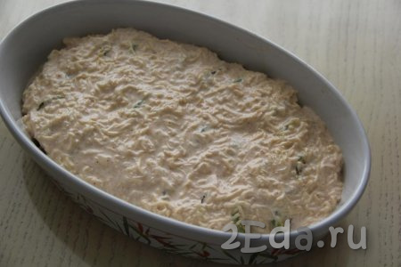 В форму поверх кабачков выложить приготовленный сырно-сметанный соус.