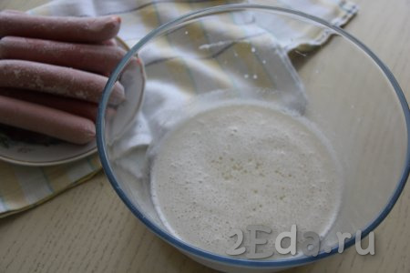 В объёмную миску влить запенившуюся опару, добавить растительное масло. 