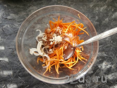 Добавить к морковке с луком сахар, кориандр, чёрный молотый перец, молотый чили и пропущенный через пресс чеснок.