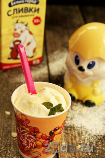 Вкусное, нежное мороженое "Пломбир", приготовленное из сгущёнки и сливок в домашних условиях, подать к столу в стаканчиках или креманках.