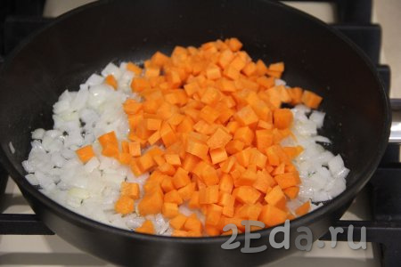 Морковь нарезать на маленькие кубики (или натереть на тёрке), выложить в сковороду. Обжаривать морковку с луком минут 5, не забывая время от времени перемешивать.
