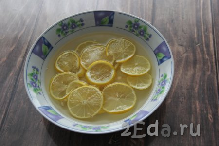 Затем влить в миску с лимонами и сахаром 200 миллилитров крутого кипятка и оставить до полного растворения сахара.