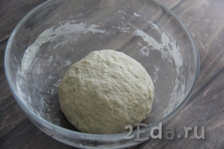 Замешанное тесто оставить в миске, накрыв пищевой плёнкой (или тканевым полотенцем).