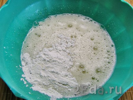 В яично-сахарную смесь добавляем картофельный крахмал и ещё раз хорошо перемешиваем. Если вы используете кукурузный крахмал, добавьте 2 столовые ложки.