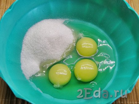 Для приготовления заварного крема смешиваем яйца с сахаром и взбиваем до однородного состояния венчиком.