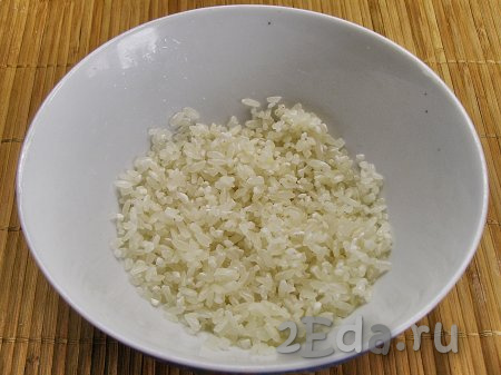 Для приготовления супа рис несколько раз промываем холодной водой, пока вода не станет прозрачной. Если вы не любите густой суп, то риса можно взять меньше - примерно, 2-3 столовых ложки.