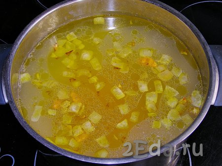 Когда рис с картошкой станут достаточно мягкими, добавляем в кастрюлю обжаренные овощи.