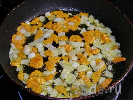 Пока рис с картошкой варятся, в сковороду с подсолнечным маслом выкладываем лук с морковкой, обжариваем овощи, помешивая, на среднем огне до размягчения моркови и полупрозрачности лука (на это потребуется 5-6 минут), затем убираем с огня.