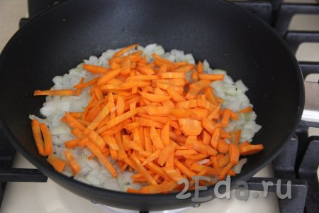 Морковь нарезать на тонкие брусочки (или натереть на крупной тёрке), затем добавить в сковороду. Обжаривать овощи вместе минут 5, иногда помешивая.
