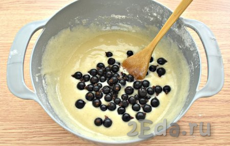 В тесто добавляем чёрную смородину, перемешиваем ложкой.