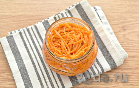 Морковку с маслом и специями перекладываем в чистую сухую банку объёмом 0,5 литра, хорошо утрамбовываем, закрываем крышкой и убираем в холодильник, как минимум, на 2 часа (можно оставить и на более длительное время, например на ночь), чтобы морковь хорошо промариновалась.