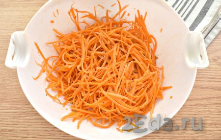 Хорошо перемешиваем морковку с маринадом и оставляем пропитаться на 15 минут.
