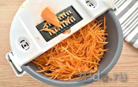 Морковь и чеснок очищаем. Морковку натираем на тёрке для корейской моркови в миску.