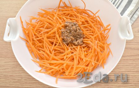 Получившийся маринад добавляем к натёртой морковке.