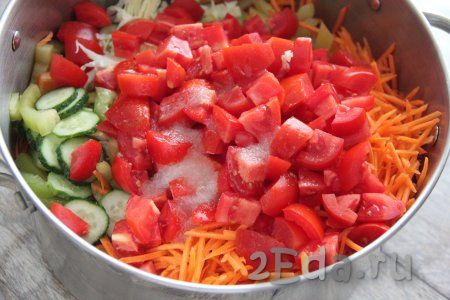 В кастрюлю с овощами всыпать сахар и соль, влить растительное масло и уксус, хорошо перемешать овощи. 